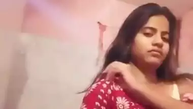 Desi Girl Shows Her Boobs