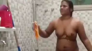 Plump desi aunty taking bath