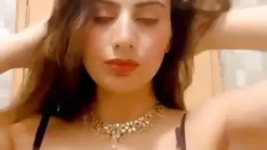 Pakistani sex office girl showing her juicy boobs