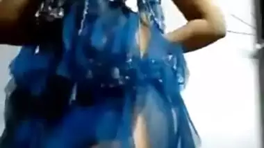 Hot desi girl in a belly dance suit exposes her XXX titties on a sex cam