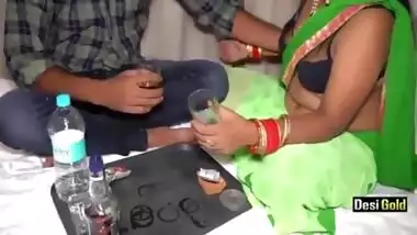 Chote Bhai Ne Aapni Ko Daru Pila Ke Choda - Desi Bhabhi And Desi Aunty