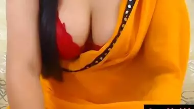 Sexy Desi Bhabhi In Yellow Saree