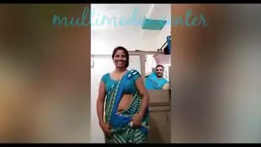 Hot Desi aunty saree navel show