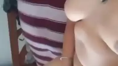 Desi bhabi fing her pussy