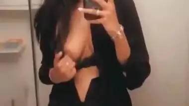 Today Exclusive- Sexy Desi Girl Showing Boobs