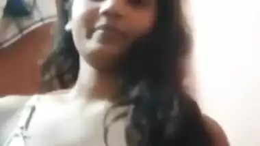 Hot Desi Girl Shows Her Boobs