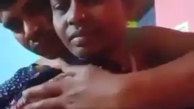 Pervert squeezes mature lady’s boobs in desi aunty sex MMS