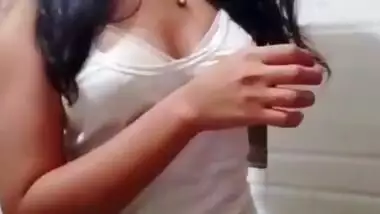 Sexy Indian Girl Showing