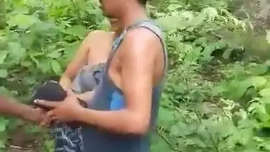 Bidesiya Xnxx Videos - Desi couple caught outdoor in jungle indian sex video