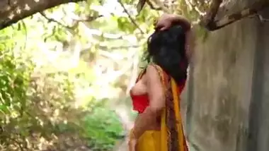 Nude indian bhabhi model stripping saree