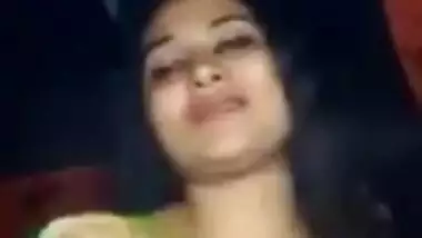 Desi sexy bhabi show her boobs