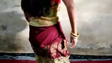 Desi bhabhi wearing a saree and fucking in devar