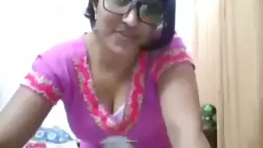 Chubby desi teen dancing without her pants