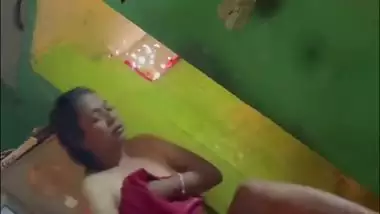 Mature mom after bath naked show before dressing