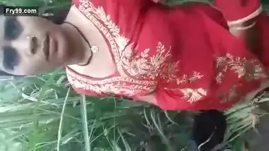 Desi village bhabi caught on fied