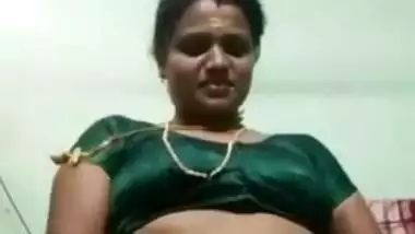 Indian MILF takes off her sex outfit to lay XXX parts open for fans