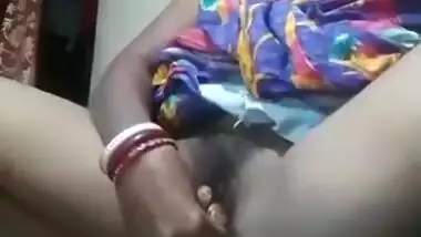 Horny Odia Bhabhi Masturbating With vegetables