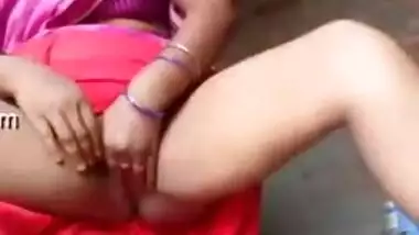 Married Indian woman finds a place to masturbate excited pussy