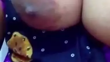 desi aunt showing her got boobs