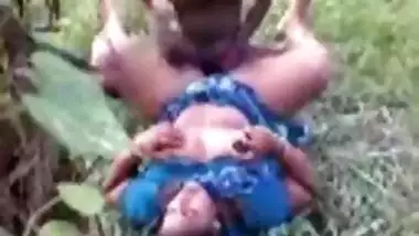 Bhojpuri aunty ko khet mai naukar ne jamkar choda