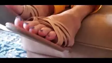 beautiful feet get worshiped and cumshot explosion on feet