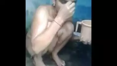 Indian milf bathing and showing her beautiful pussy