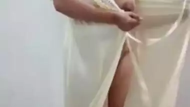 Curvaceous Desi XXX model starts show on camera with taking robe off