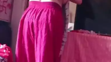 Aunty showing big boobs during dress change