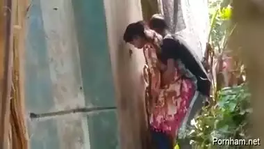 Fucking Desi Highschool Couple In Backyard