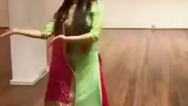 Clothed beautiful dance by sexy babe on hindi song