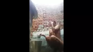 Desi muslim girl outdoor bath MMS