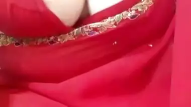 Desi Hot boobs bhabi showing her big boobs