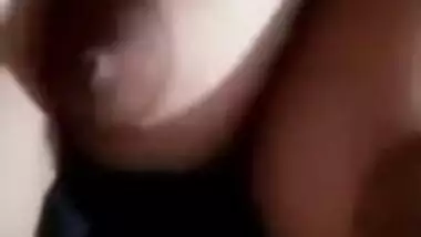 Cute Lankan Girl Showing Her Boobs