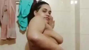 Chubby Indian lady making nude bath video