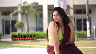 Desi housewife big boobs photoshoot