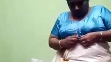 Mallu Bhabhi Shows Her Boobs