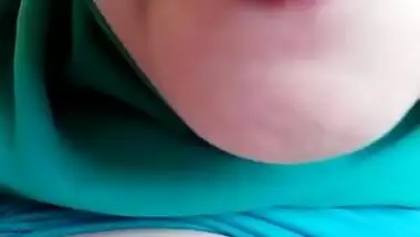 Hijabi Girl Sucks And Tastes Her Own Milk From Big Boobs