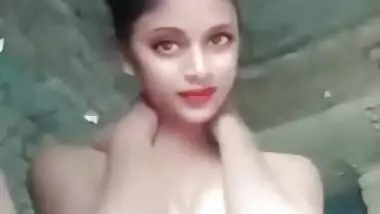 Swanky Desi village girl poses naked and plays with XXX pussy on cam