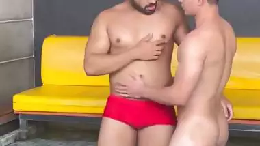 Pervert fucks a guy’s asshole in Bangkok in Indian gay porn