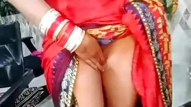 Kavya Bhabhi Showing her pussy under saree