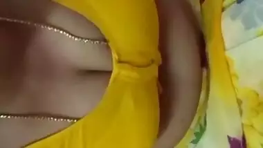 Sexy Desi Bhabi Showing Boobs