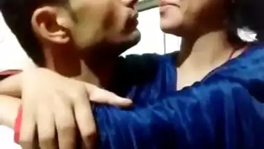 Amateur desi teen lovers ki kissing and boob sucking video