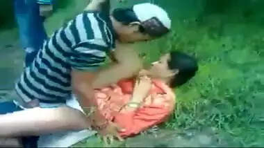 Desi Lucknow aunty fucked outdoors by lovers