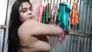 Beautiful Curvy Desi Bhabhi Nude Bath Video