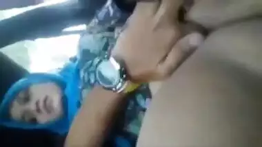 Desi teacher Bhabhi pussy fingering in car by bf moaning