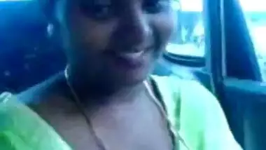 Desi maid romances with the driver in car