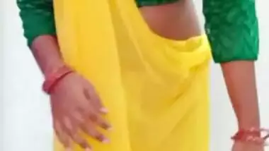 Newly married bhabhi showing her cute figure...