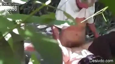 Old man fucking yaung girl outdoor