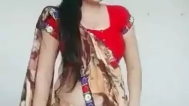 Hot Sexy Aunty Cleavage and Tummy Show