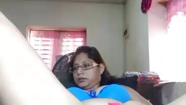 Mature Indian Bhabhi doing full nude live cam show